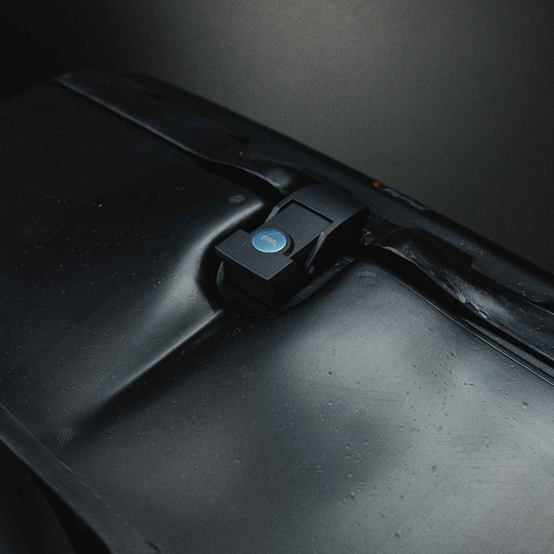 lockable storage box electric scooter bike. waterproof. black. Benzina Zero. simple. easy.