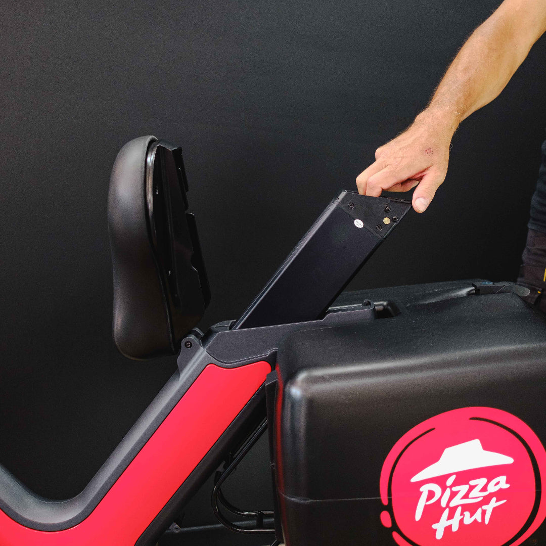 lockable storage box electric scooter bike. waterproof. black. Benzina Zero. simple. easy.