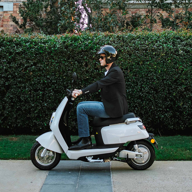 Benzina Zero electric moped scooter in red 
